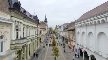 Sırbistan 'ın Subotica kentinin merkezindeki canlı caddenin havadan görünüşü, tanınmayan insanların etrafta dolaşması