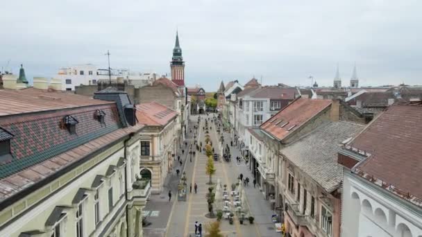 Drone Vliegt Langs Levendige Straat Subotica Servië Onherkenbare Mensen Lopen — Stockvideo