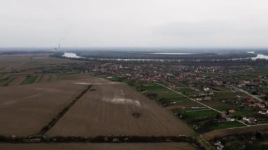 Sırbistan 'da tarım arazileri ve göletlerle çevrili küçük bir Surcin kasabası