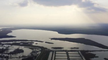 Sırbistan 'da bulutlu bir öğleden sonra büyük göletlerin hava manzarası