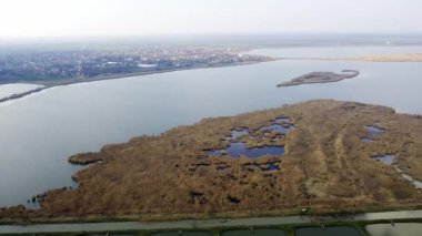 Sırbistan 'ın kırsal kesimlerinde balık havuzu ve bataklığı olan su alanının hava görüntüleri