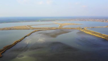 Sırbistan 'da güneşli bir günde kırsal kesimdeki balık havuzlarının hava manzarası
