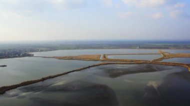 Balık havuzlarının ve bulutlu havadaki bataklığın havadan görünüşü