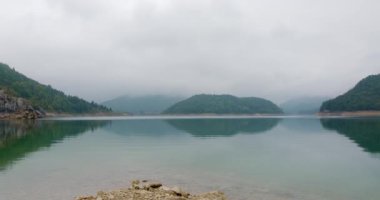 Zaman atlamalı görüntüler güzel bir göl kıyısında bulutların dinamik hareketlerini yakalıyor.