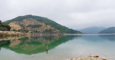 Sırbistan 'ın Zaovine kentinde ağaçlık adaların bulunduğu güzel gölün panoramik görüntüsü