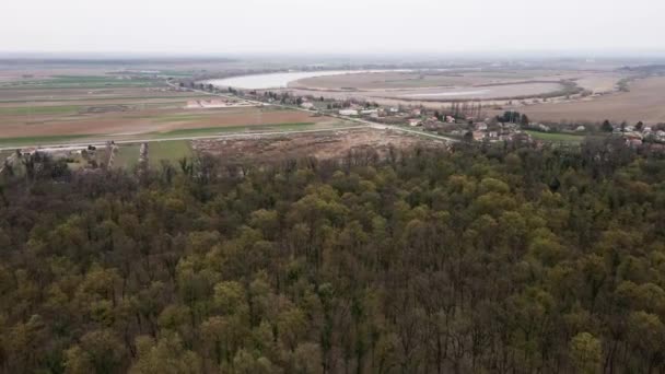 Drone Vlucht Boven Bossen Naar Kleine Stad Met Vijver Servië — Stockvideo