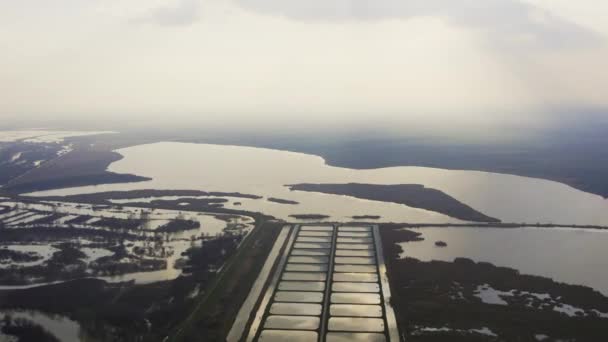 在多云的天气里 无人驾驶飞机在塞尔维亚农村的鱼塘和大沼泽地上空盘旋 — 图库视频影像