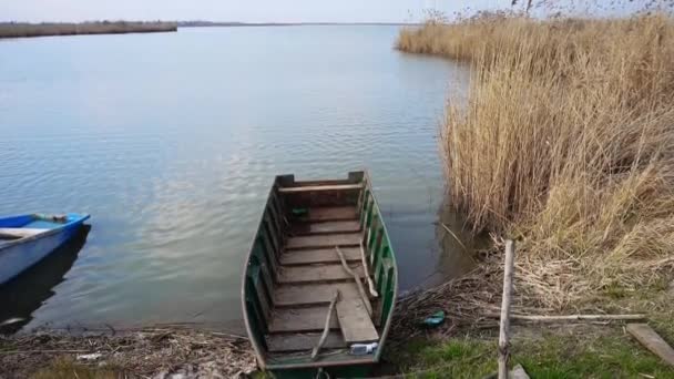 Perahu Kecil Berwarna Biru Dan Hijau Tepi Danau Yang Dikelilingi — Stok Video