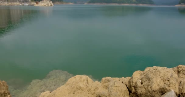 Klippor Sjön Stranden Kikar Genom Kristallklart Vatten Zaovine Serbien — Stockvideo