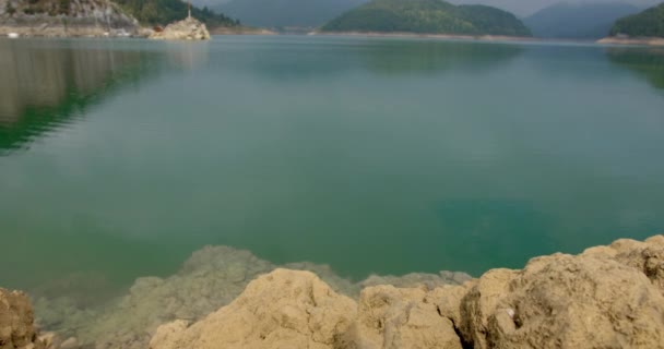 Vista Del Lago Cristalino Con Montañas Fondo Zaovine Serbia — Vídeo de stock
