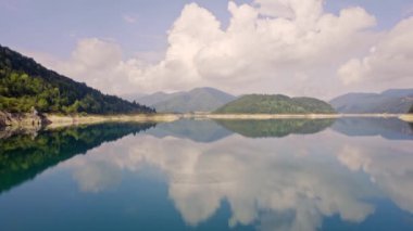 Temiz bir göl, Tara dağını çevreleyen büyüleyici drone görüntüleri.