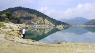 bir dağ gölde balıkçılık