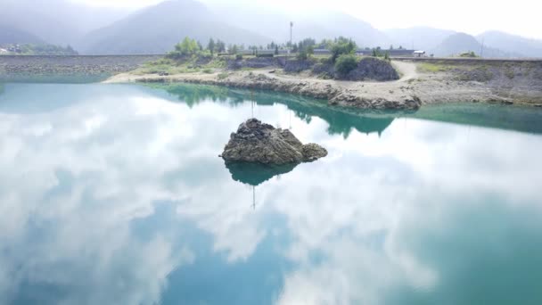 Uma Pedra Meio Lindo Lago Com Cruz Topo Zaovine Sérvia — Vídeo de Stock