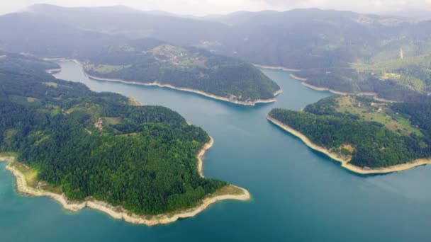 Letecký Pohled Průzračné Modré Jezero Zalesněné Kopce Obklopující Jej Zaovine — Stock video