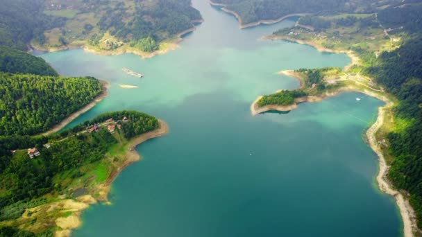 Letecký Pohled Pobřeží Velkého Modrého Jezera Několika Domy Lesy Zaovine — Stock video