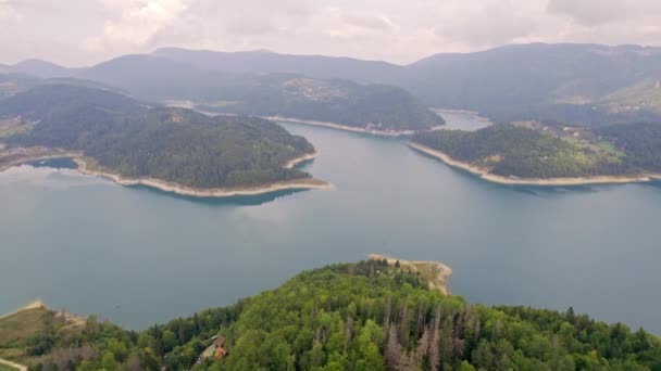 Letecký Záznam Zalesněných Kopců Obklopujících Modré Jezero Oblačného Počasí Zaovine — Stock video