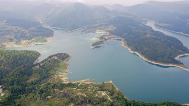 Mlhavý Letecký Pohled Velké Modré Jezero Hřích Kopce Lesy Břehu — Stock video
