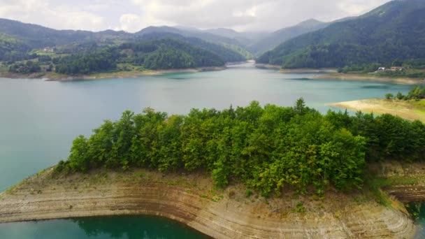 Drone Vuela Sobre Pequeña Península Boscosa Lago Lago Azul Hacia — Vídeo de stock