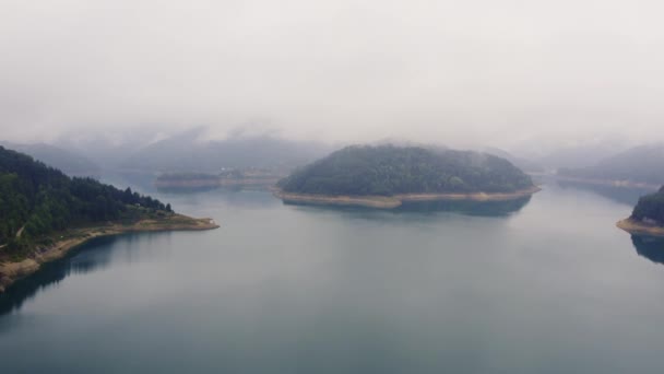 Дрон Застрелив Туман Горах Оточують Озеро Завіне Сербія Восени — стокове відео