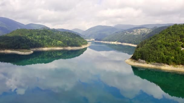 Jezero Odráží Kopce Lesy Nadýchané Bílé Mraky Tvořící Idylickou Krajinu — Stock video