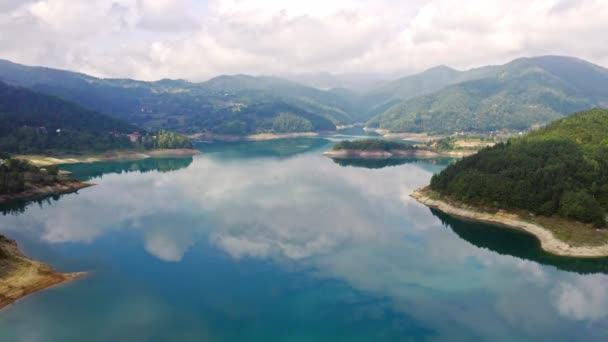 Mraky Odrážejí Hladině Jezera Horami Pozadí Vytváří Zasněnou Krajinu — Stock video