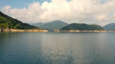 Sırbistan 'daki ağaçlık tepelerin üzerinden akan su ve bulutların insansız hava aracı görüntülerini aldı