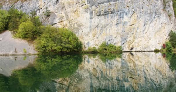 Piękna Górska Ściana Zieleń Czystej Powierzchni Jeziora — Wideo stockowe