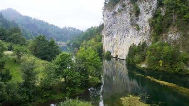 Величезна Гірська Стіна Обрізає Чисте Блакитне Озеро Завіне Сербія — стокове відео