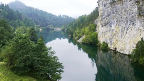 Enorme Parede Montanha Afiação Lago Azul Claro Zaovine Sérvia — Vídeo de Stock