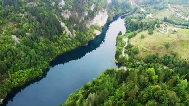 Sırbistan Zaovine Kentinde Orman Tepelerle Çevrili Bir Gölün Insansız Hava — Stok video
