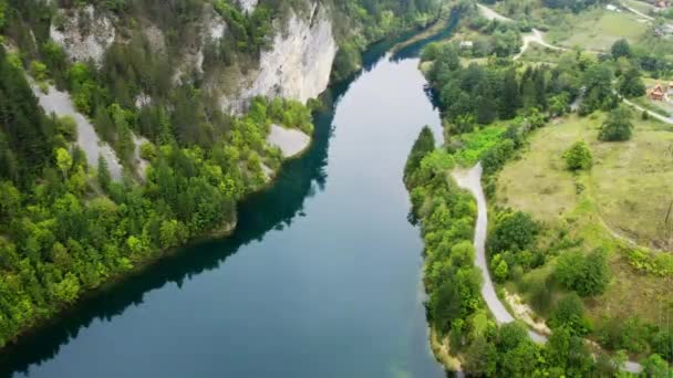 Безпілотні Кадри Озерної Бухти Оточенні Лісів Пагорбів Зауні Сербія — стокове відео