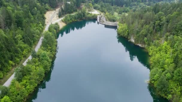 Lake Bay Omgeven Door Bossen Heuvels Veroverd Door Drone Zaovine — Stockvideo
