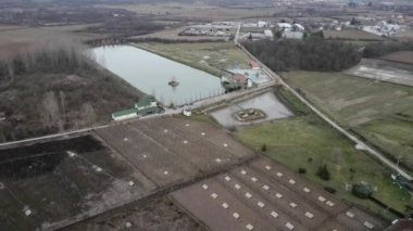 Sırbistan 'ın Ub kentindeki küçük harabe evlerin yanındaki tarım arazilerinin hava görüntüleri