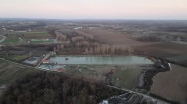 Sırbistan 'ın Ub kentinde güneş doğarken kırsal kesimde gölün insansız hava aracı atışı