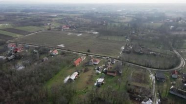 Sırbistan 'ın Ub kentinde bulutlu havada bulutlu havada küçük evlerin hava manzarası