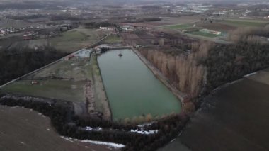 Sırbistan 'ın Ub kentinde güneş doğarken bir gölün etrafında insansız hava aracı uçuyor