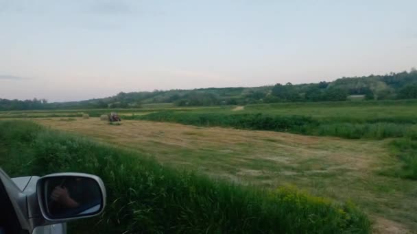 Traktor Steht Auf Landwirtschaftlichem Feld Und Wird Von Auto Erfasst — Stockvideo