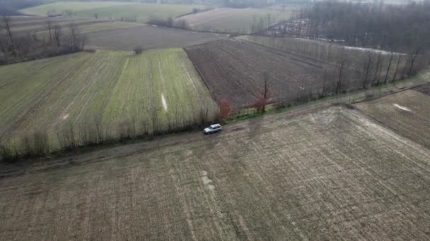 Автомобіль Їде Ґрунтовій Дорозі Оточенні Сільськогосподарських Полів Сербія — стокове відео