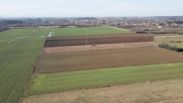 塞尔维亚乌布绿色农田上空有水坑的无人机飞行 — 图库视频影像