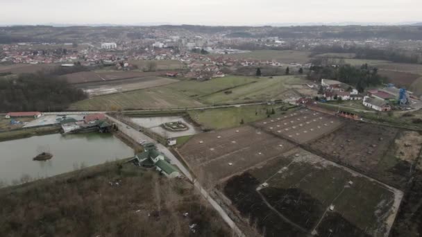Drone Πετά Πάνω Από Μια Λίμνη Και Γύρω Χωράφια Στο — Αρχείο Βίντεο