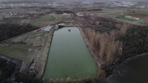 Drone Vliegt Richting Meer Het Platteland Bij Zonsopgang Servië — Stockvideo