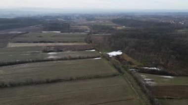 Sırbistan 'ın Ub kentindeki kasvetli hava şartlarında drone sel basmış tarlaların üzerinden uçuyor