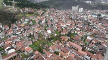 Sırbistan 'ın Valthe kentinde kırmızı çatıları olan küçük konutların üzerinde insansız hava aracı uçuşu