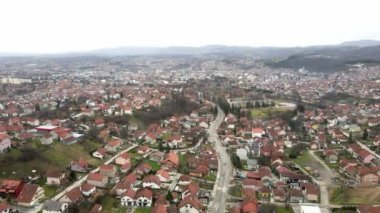 İHA, bulutlu kış gününde Sırbistan 'ın Valthe kentini ele geçirdi