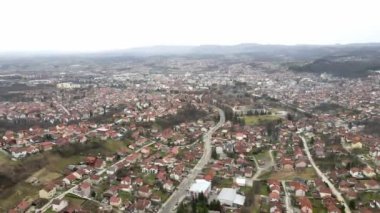 Sırbistan 'ın Valthe kentinde bulutlu bir günde İHA uçuşu