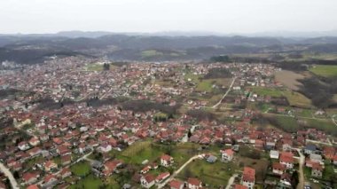 İnsansız hava aracı Valthe 'deki evlerle süslenmiş bir tepe bölgesinin çarpıcı bir görüntüsünü yakalıyor.