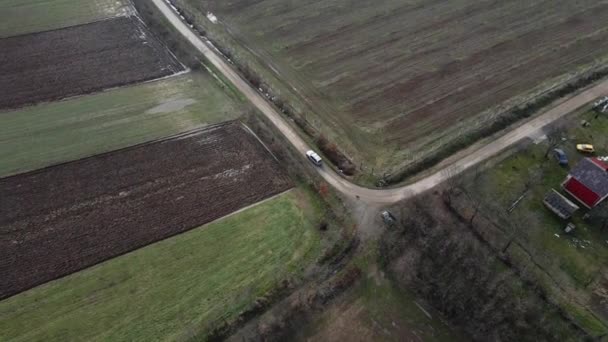Bil Kör Grusväg Översvämmad Landsbygd Med Några Gamla Hus Serbien — Stockvideo