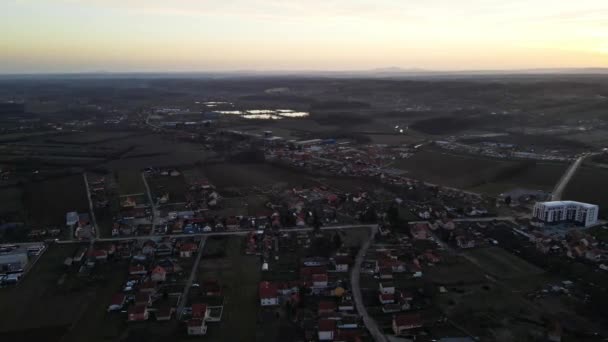 Drone Przechwytuje Wiejskie Jezioro Pobliżu Wioski Podczas Zachodu Słońca — Wideo stockowe