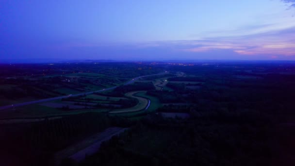 Cielo Púrpura Noche Sobre Campo Con Coches Una Carretera Pocas — Vídeos de Stock