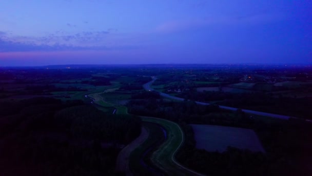 Evening Drone Shot Purple Sky Narrow River Cars Road — Stock Video
